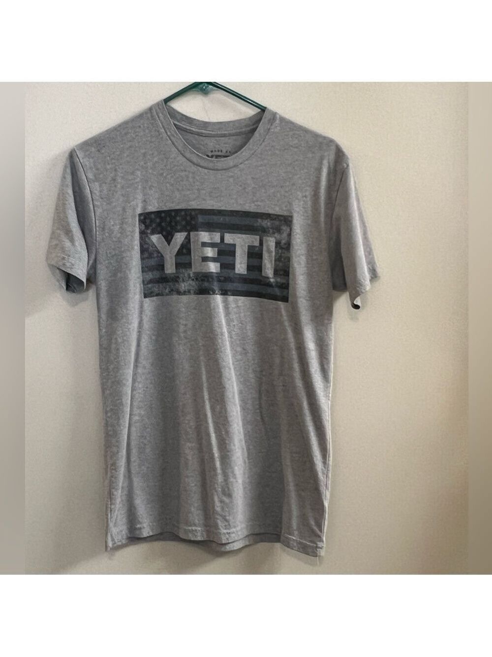 Men's Yeti Logo short sleeve gray with navy flag T-shirt. Size Small